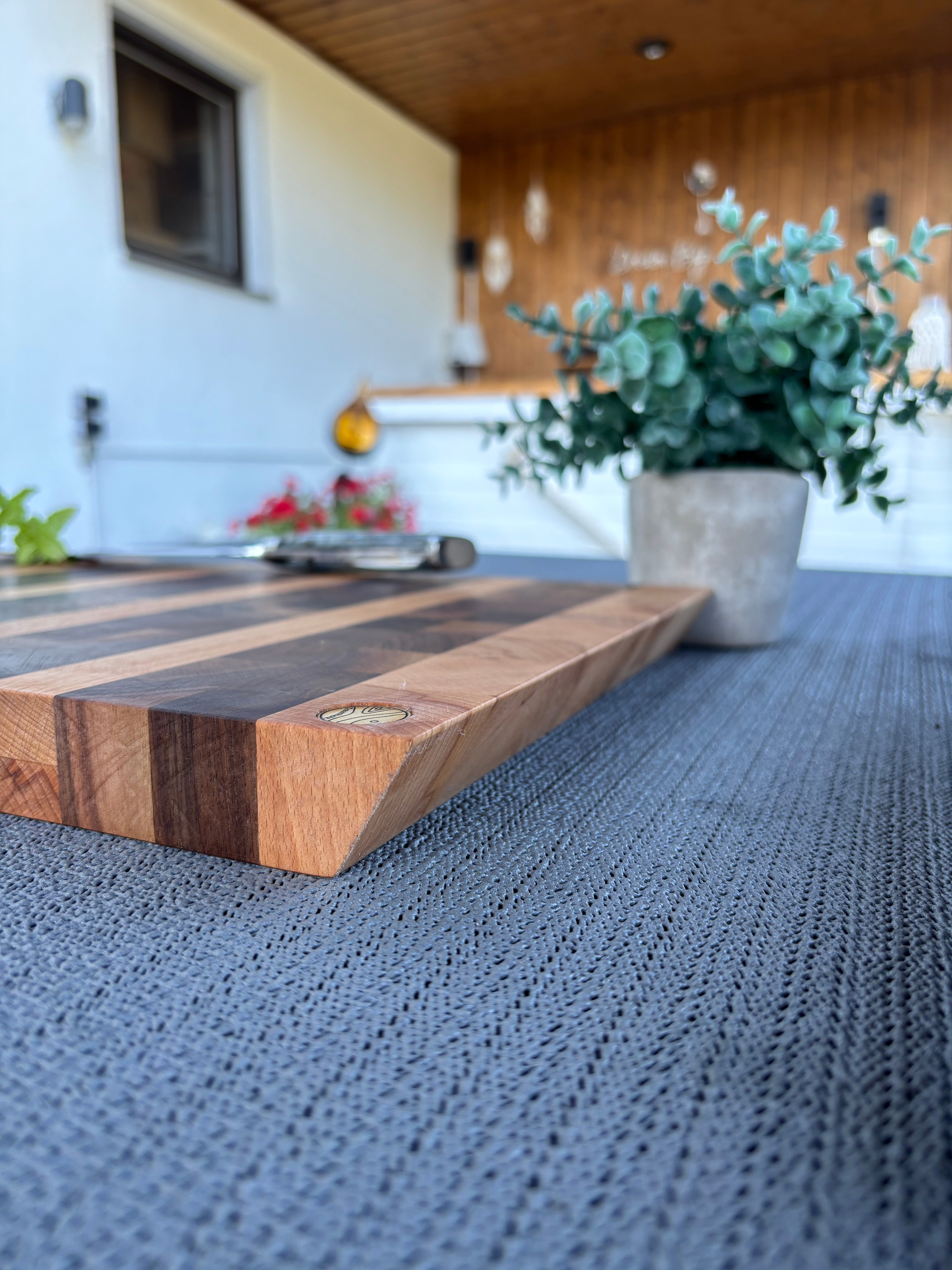 Exklusives Hirnholzschneidebrett aus Buche & Schwarznuss
