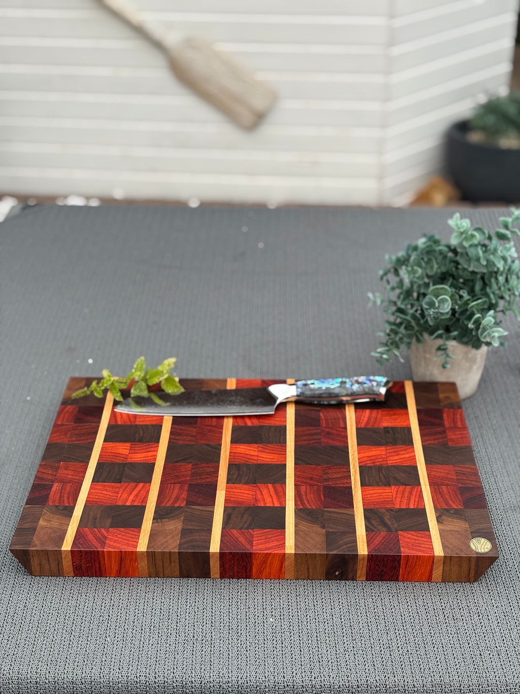 Exklusives Hirnholz-Schneidebrett aus Padouk, Buche & Walnuss – mit Schweizer Kante