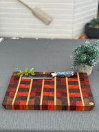 Exklusives Hirnholz-Schneidebrett aus Padouk, Buche & Walnuss – mit Schweizer Kante