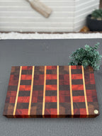 Exklusives Hirnholz-Schneidebrett aus Padouk, Buche & Walnuss – mit Schweizer Kante