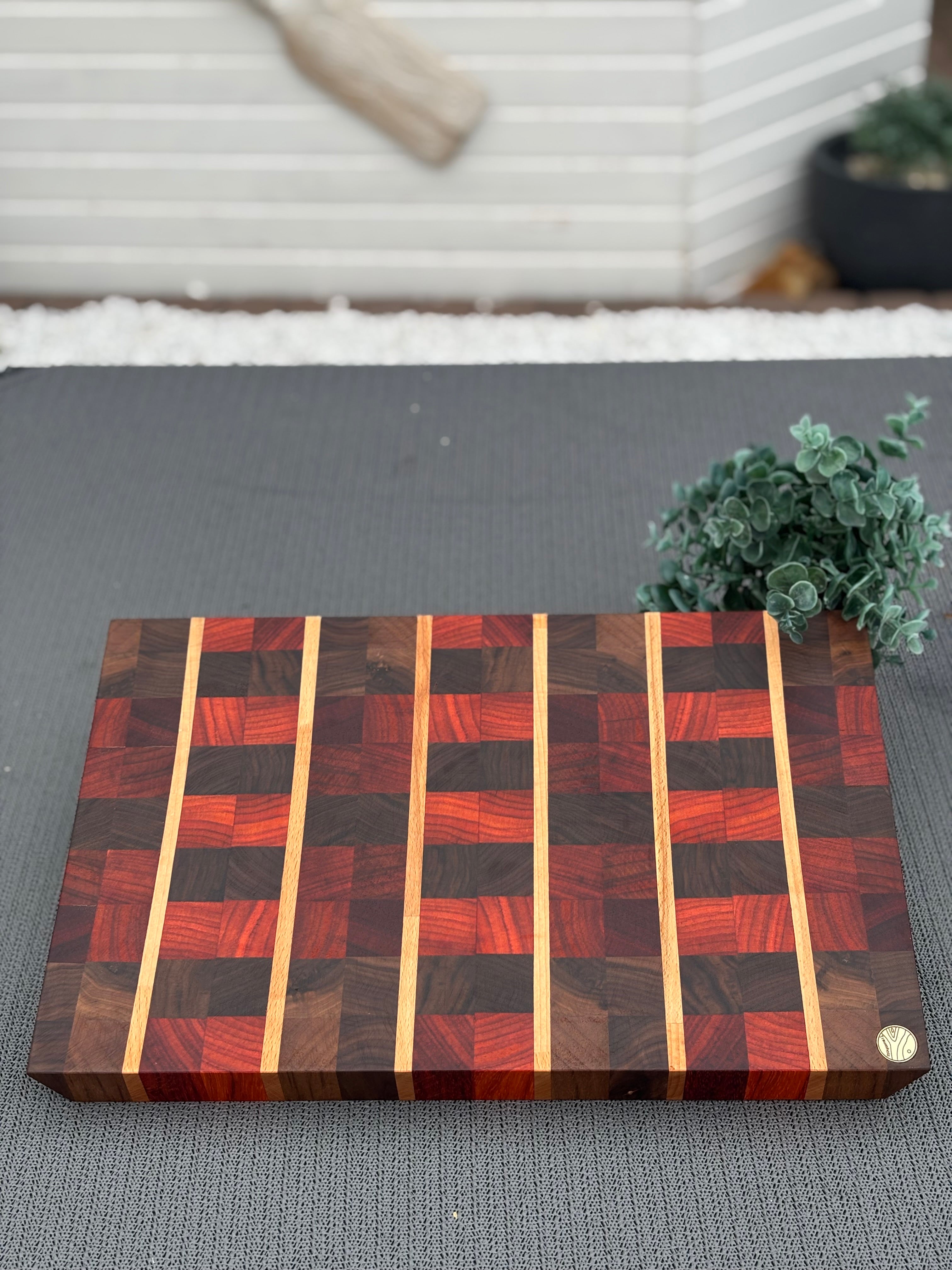 Exklusives Hirnholz-Schneidebrett aus Padouk, Buche & Walnuss – mit Schweizer Kante