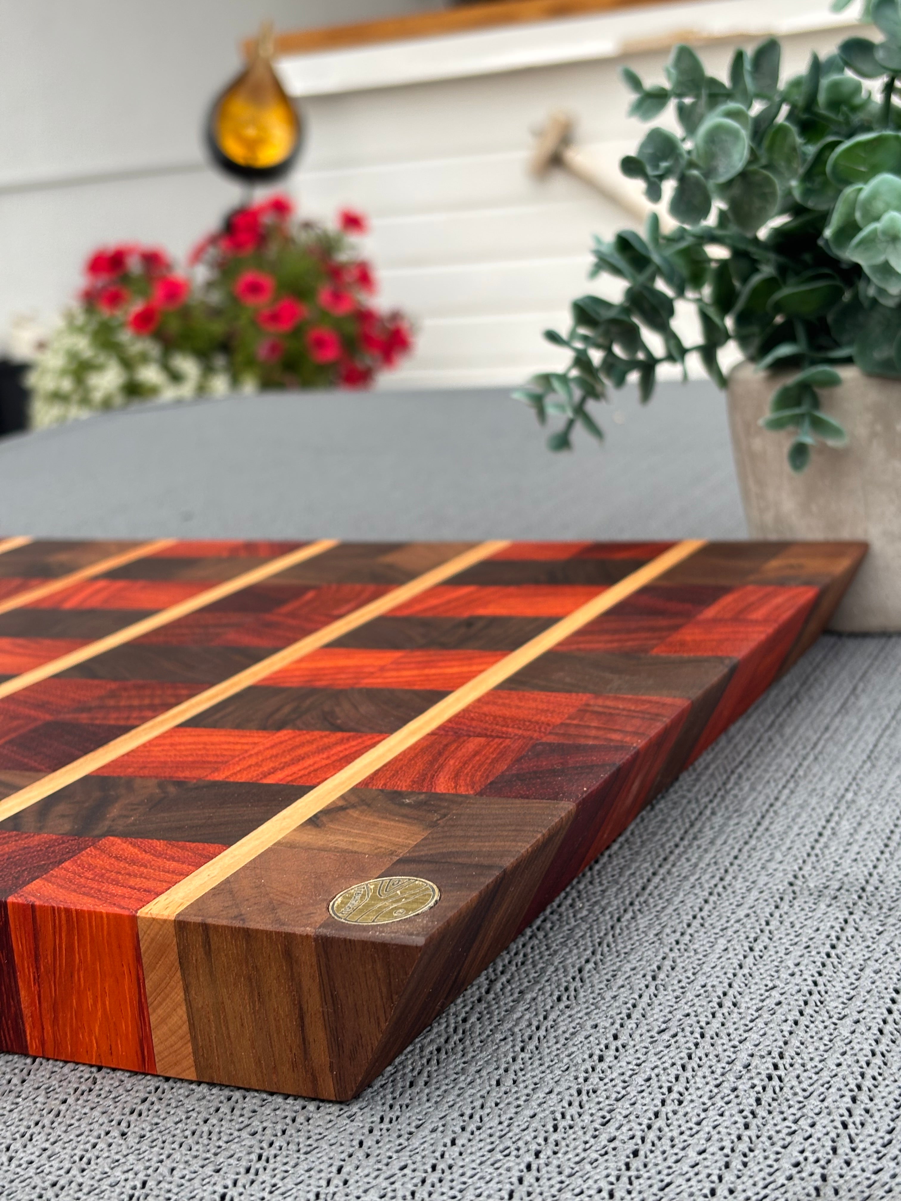 Exklusives Hirnholz-Schneidebrett aus Padouk, Buche & Walnuss – mit Schweizer Kante