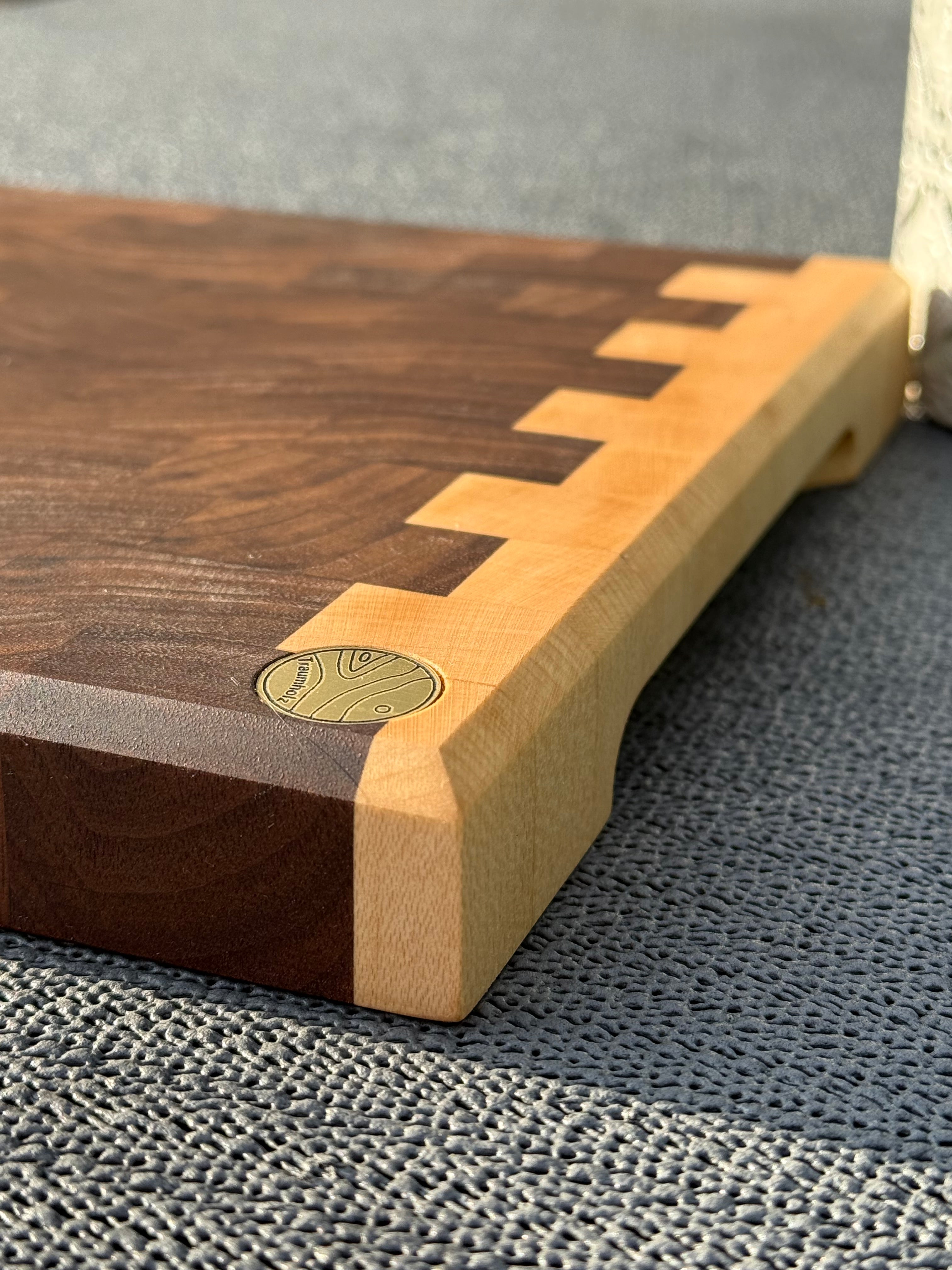 Hirnholz-Schneidebrett aus Schwarznuss & Buche