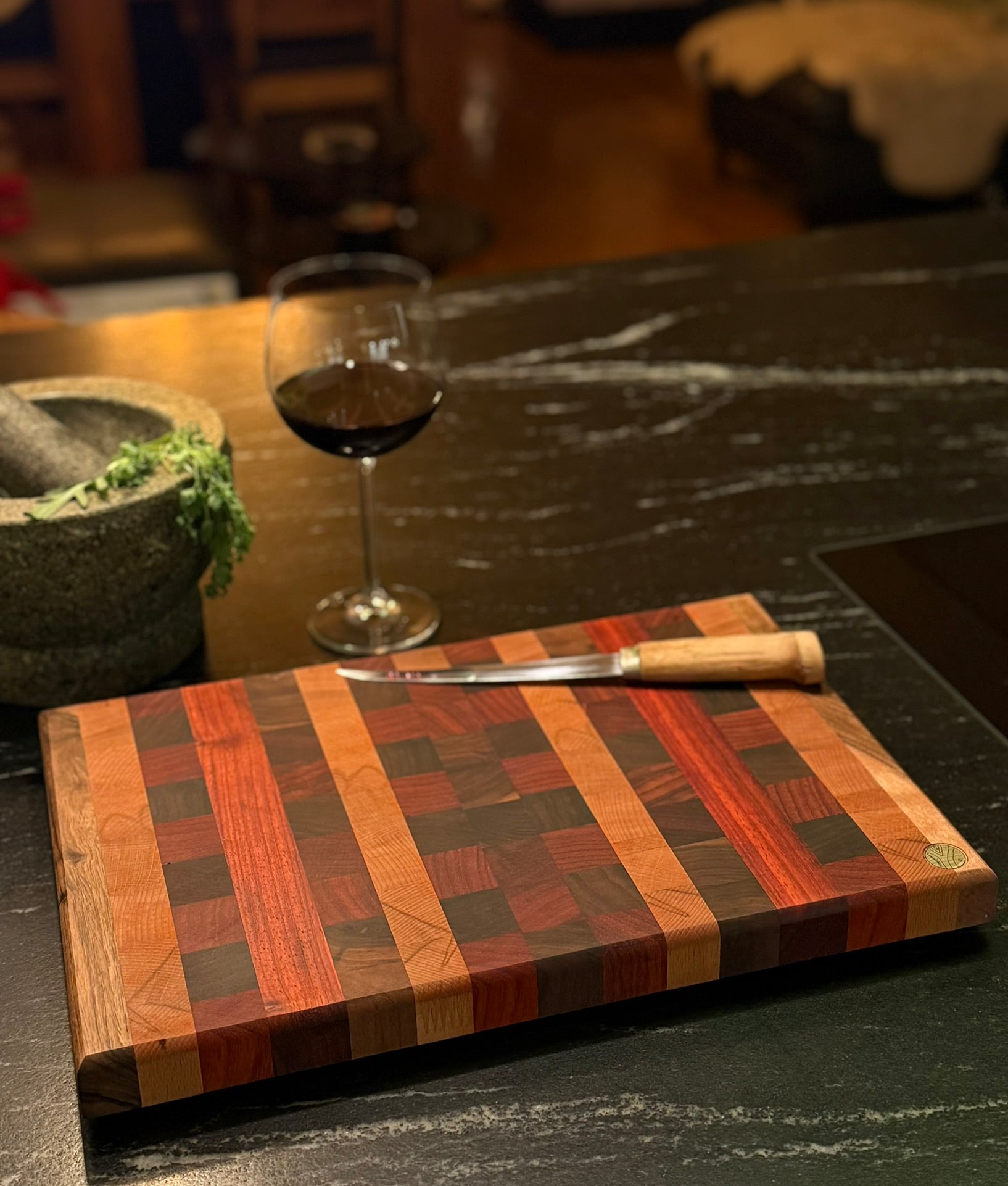 Exklusives Hirnholz-Schneidebrett aus Padouk, Buche & Walnuss