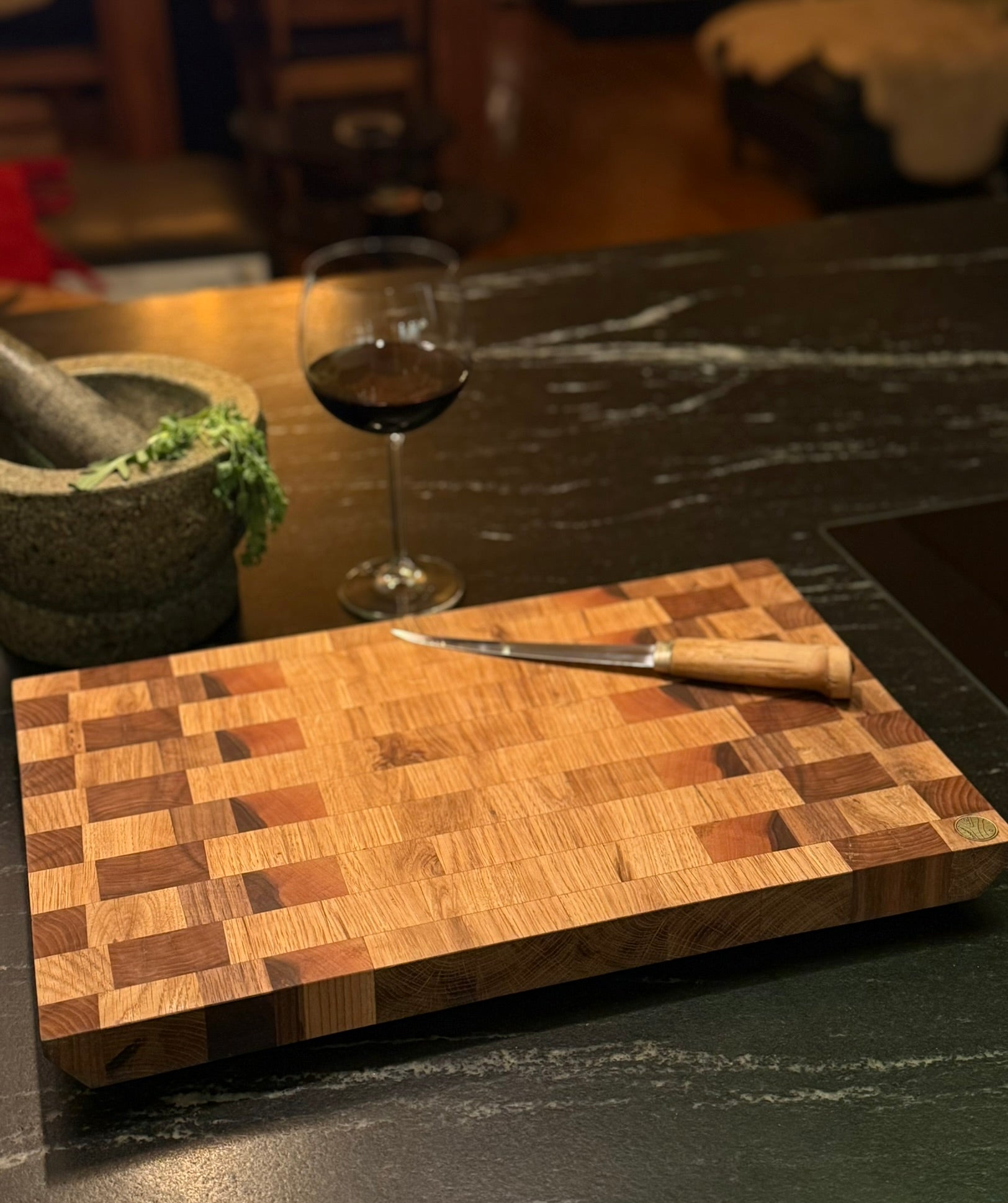 Hirnholz-Schneidebrett aus Eiche, Ulme & Schwarznuss – Natürlich. Edel. Unverwechselbar.